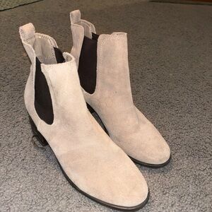 Stylish Women's Tan suede Chelsea boots